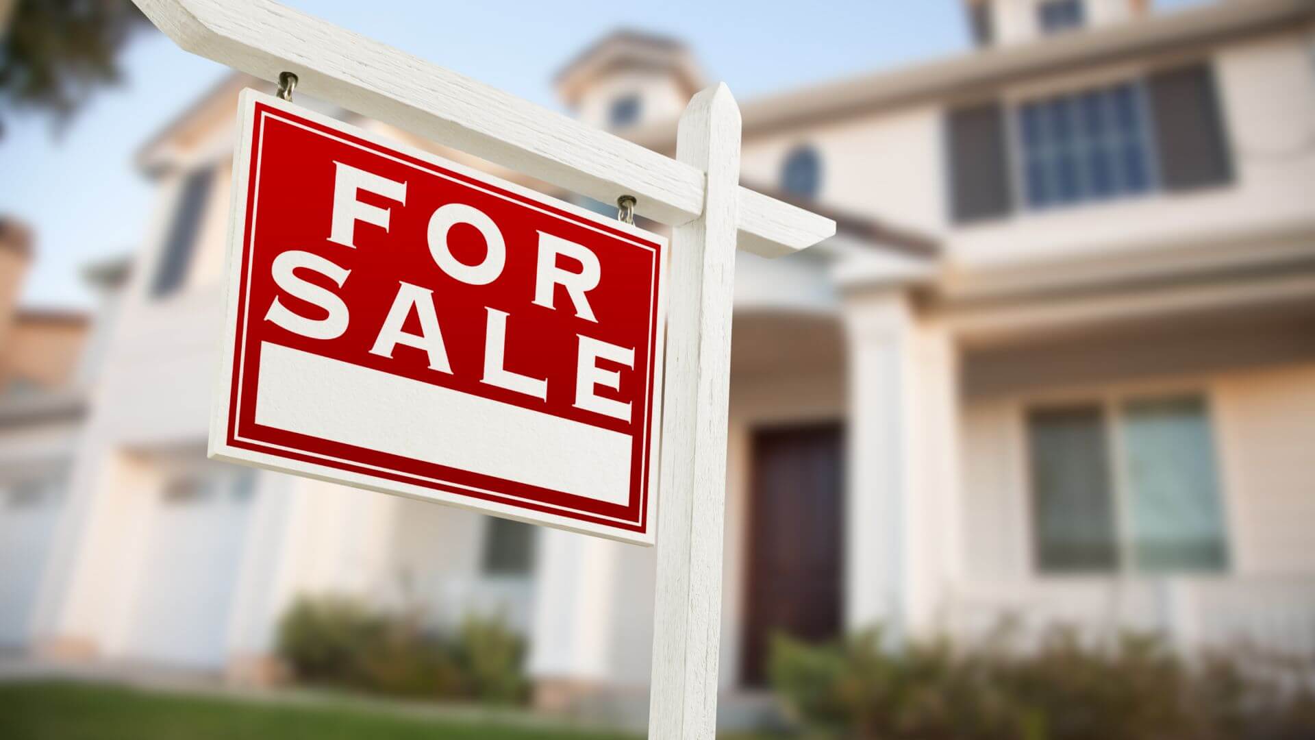 For Sale sign in front of a house, representing the process of selling your home with minimal disruption.